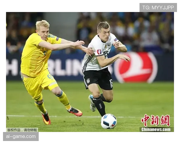 穆西亚拉 vs 克罗斯:技术传承与中场角色演变 穆西亚拉 vs 克罗斯:技术传承与中场角色演变